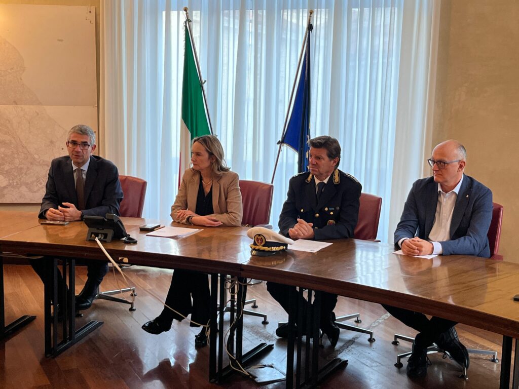 L'assessore regionale alla Sicurezza, Autonomie locali e lingue minoritarie, Pierpaolo Roberti, alla presentazione del nuovo bando del Comune di Trieste per l'installazione di sistemi di sicurezza, da parte dell'assessore comunale alle Politiche della Sicurezza cittadina, Caterina De Gavardo, e del vicecomandante della Polizia locale Paolo Jerman.
