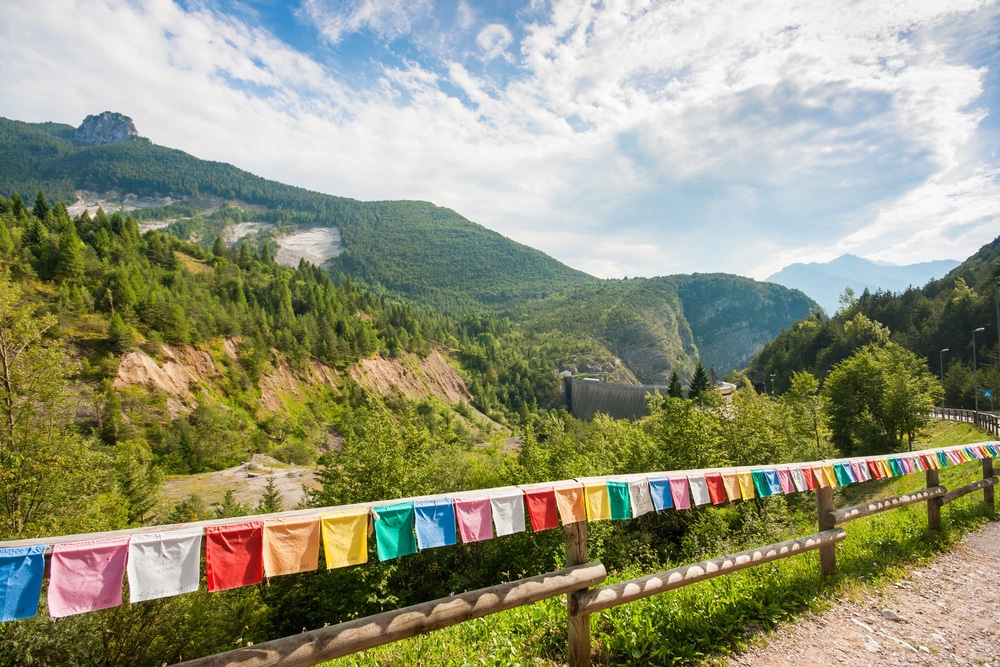 Memoriale e vista sulla diga del Vajont