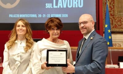 L'assessore regionale Alessia Rosolen alla consegna del riconoscimento alla Regione Fvg, con il presidente della Camera Lorenzo Fontana e la presidente della Commissione Chiara Gribaudo