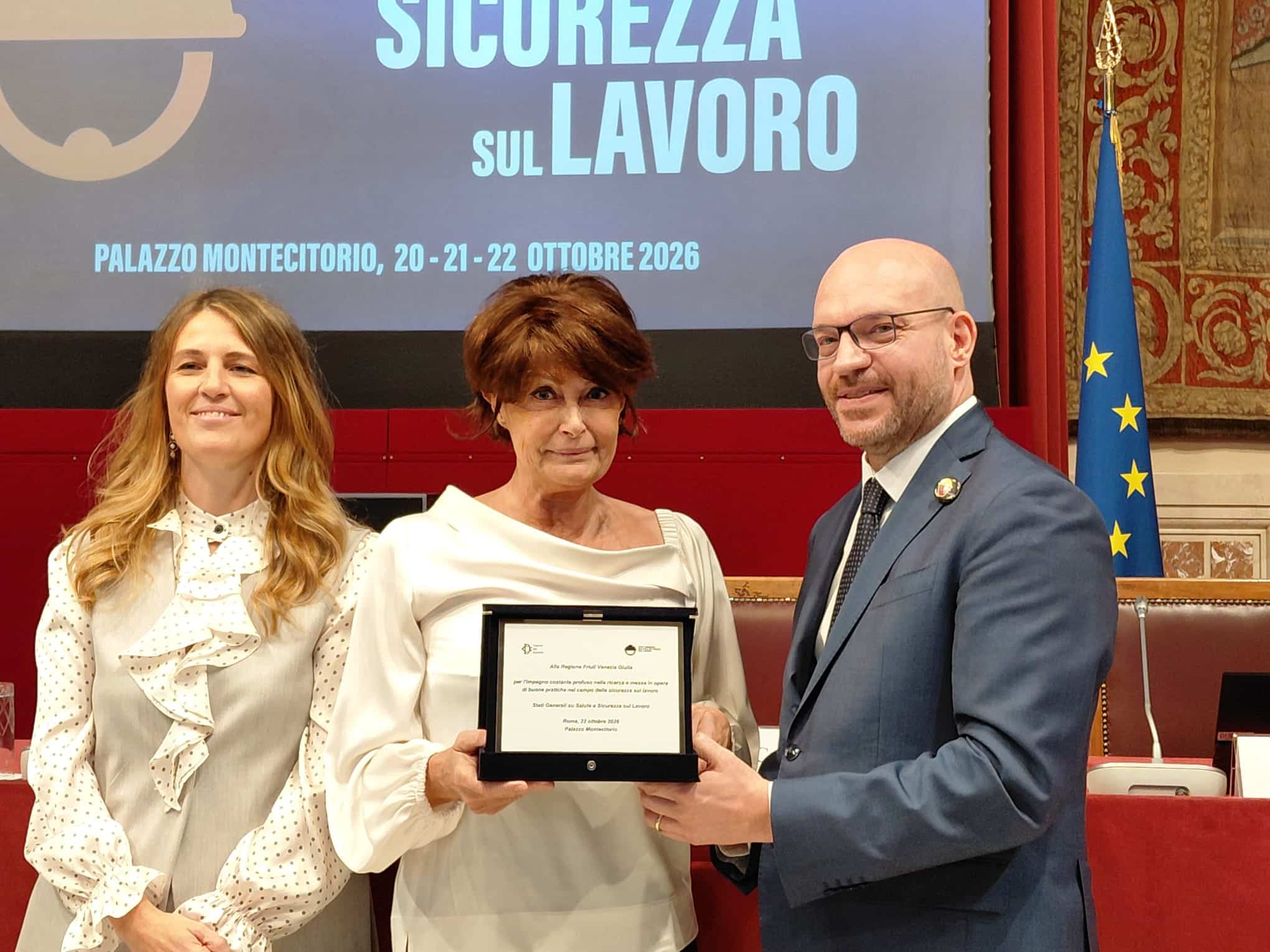 L'assessore regionale Alessia Rosolen alla consegna del riconoscimento alla Regione Fvg, con il presidente della Camera Lorenzo Fontana e la presidente della Commissione Chiara Gribaudo