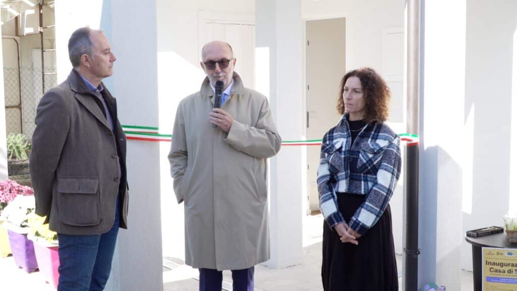 L'assessore Riccardi con il presidente del consorzio Il Mosaico Luca Fontana e la responsabile di Casa Selz Sonia Di Sopra