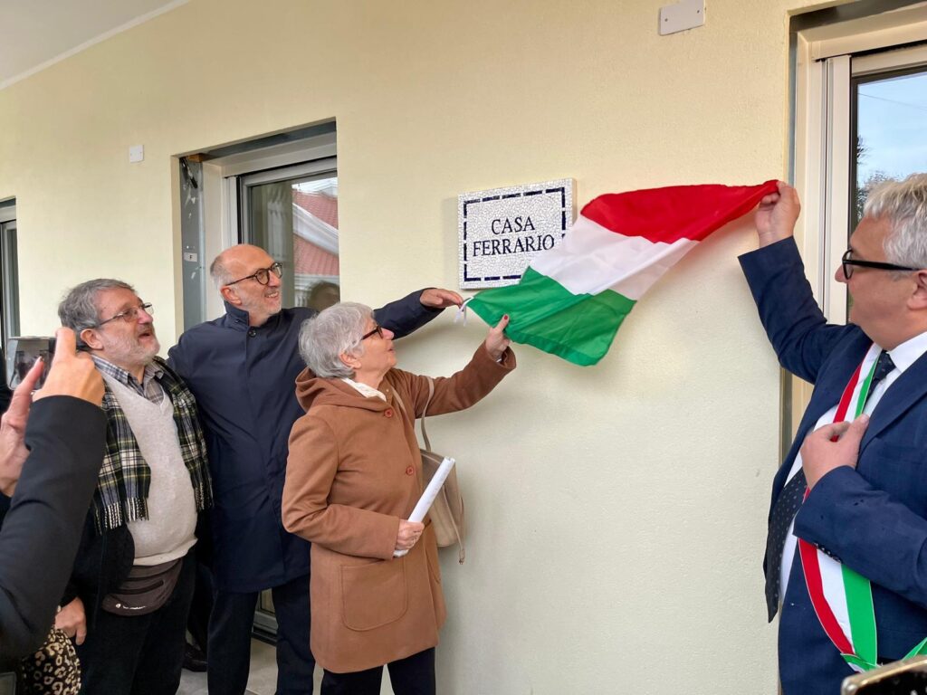 La scopertura della targa a casa Ferrario