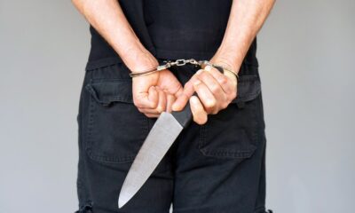 Uomo in arresto con coltello