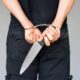 Uomo in arresto con coltello