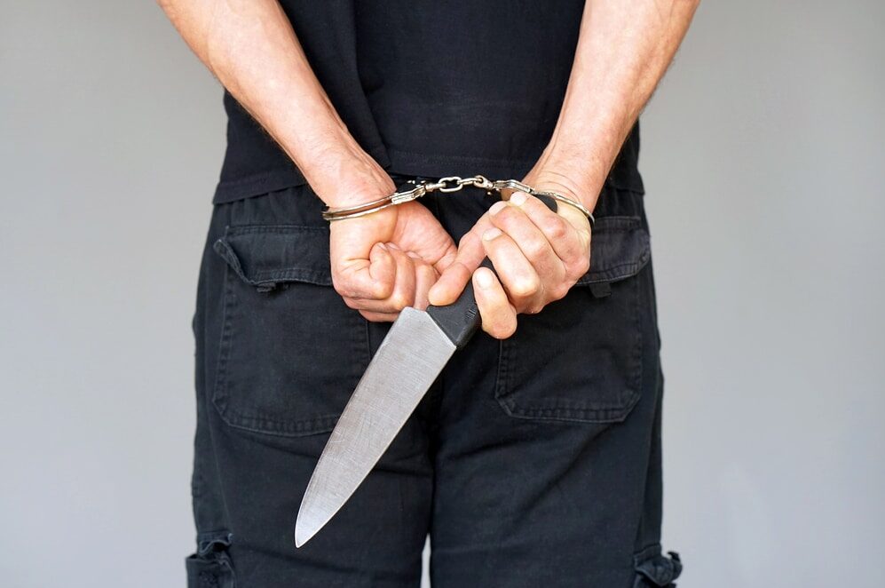 Uomo in arresto con coltello