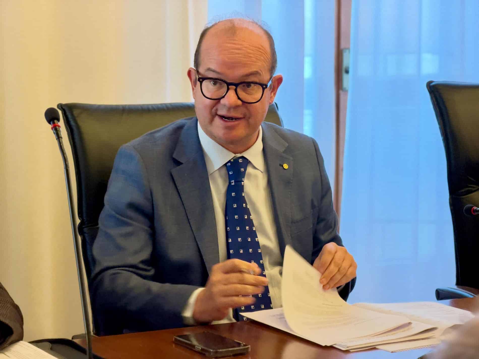 Il vicegovernatore Anzil durante la riunione di Giunta