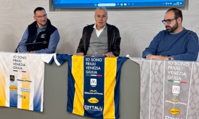L'assessore regionale Sergio Emidio Bini, al centro, alla presentazione delle nuove maglie della squadra di Calcio a 5 Eagles Futsal Cividale