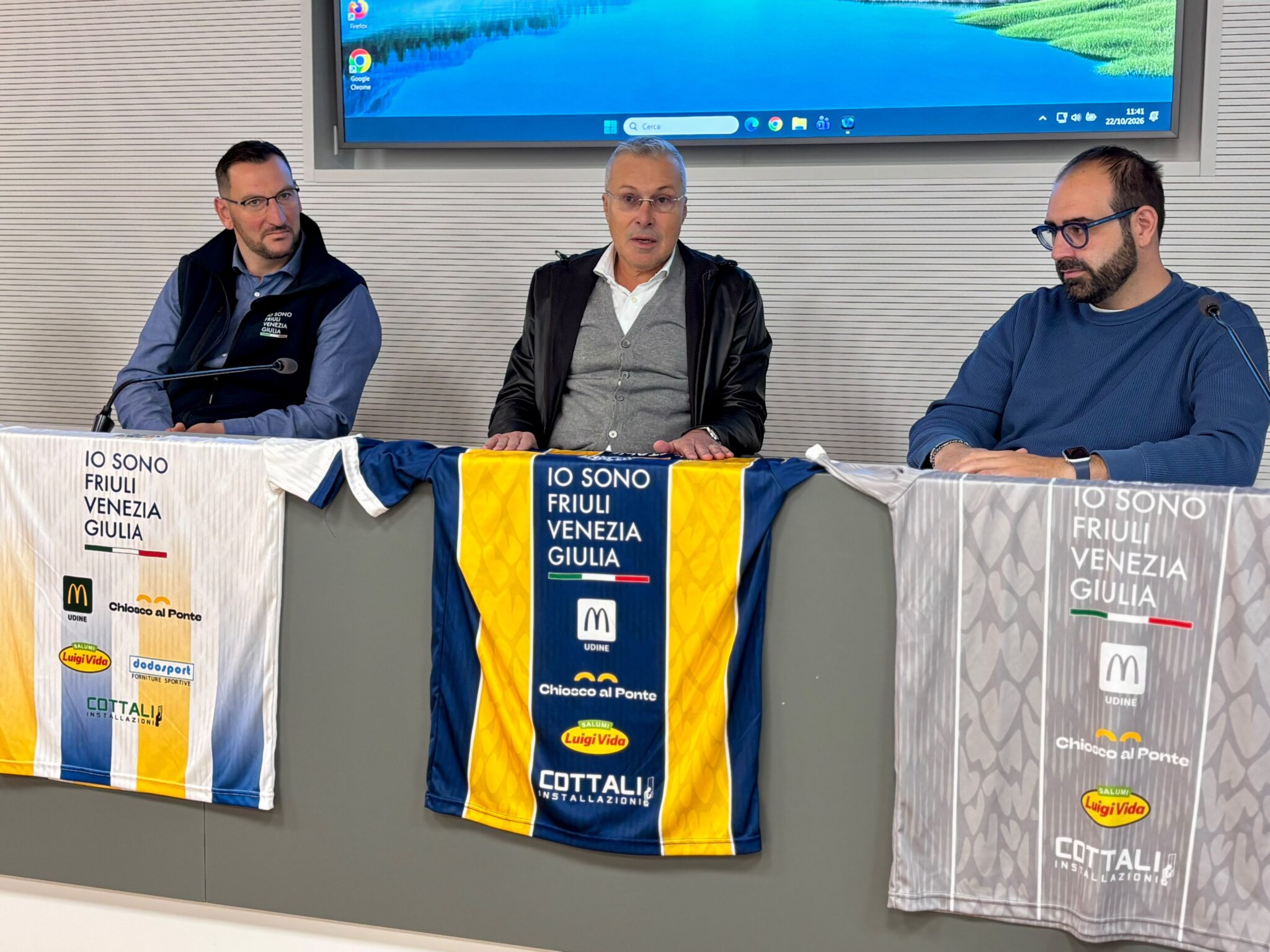 L'assessore regionale Sergio Emidio Bini, al centro, alla presentazione delle nuove maglie della squadra di Calcio a 5 Eagles Futsal Cividale