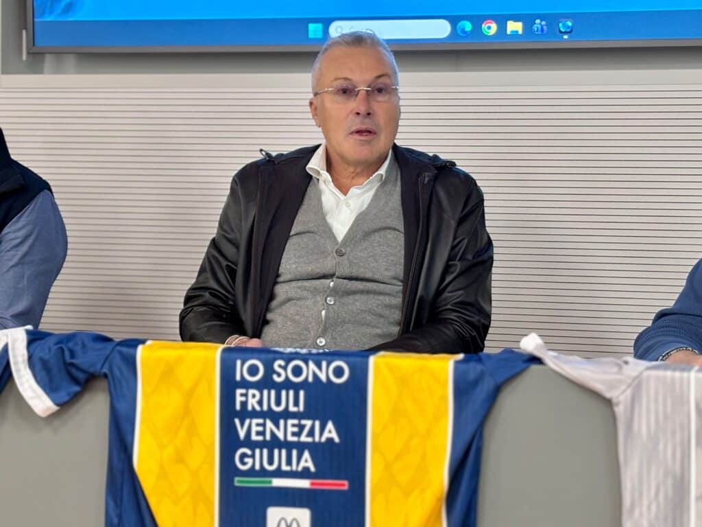 L'assessore regionale Sergio Emidio Bini nel suo intervento alla presentazione delle maglie della Eagles Futsal Cividale