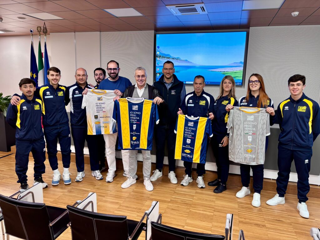 L'assessore Sergio Emidio Bini, al centro, con una rappresentanza della squadra Eagles Futsal Cividale e con i dirigenti sportivi