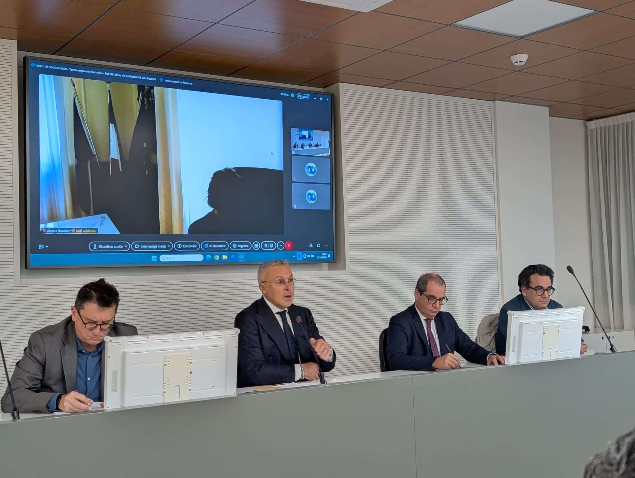 Un momento dell'incontro sulla vertenza Electrolux con l'assessore Sergio Emidio Bini e l'assessore Alessia Rosolen in videocollegamento.