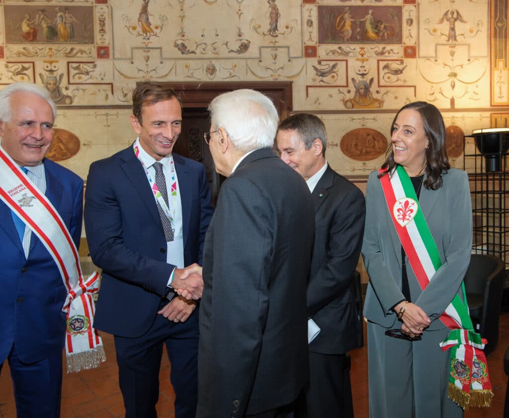 La stretta di mano tra il Presidente della Conferenza delle Regioni e governatore del Friuli Venezia Giulia Massimiliano Fedriga e il Capo dello Stato Sergio Mattarella (Foto Conferenza delle Regioni)