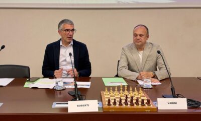 L'assessore Pierpaolo Roberti (a sinistra) assieme al presidente dell'Accademia Scacchi Trieste Massimo Varini
