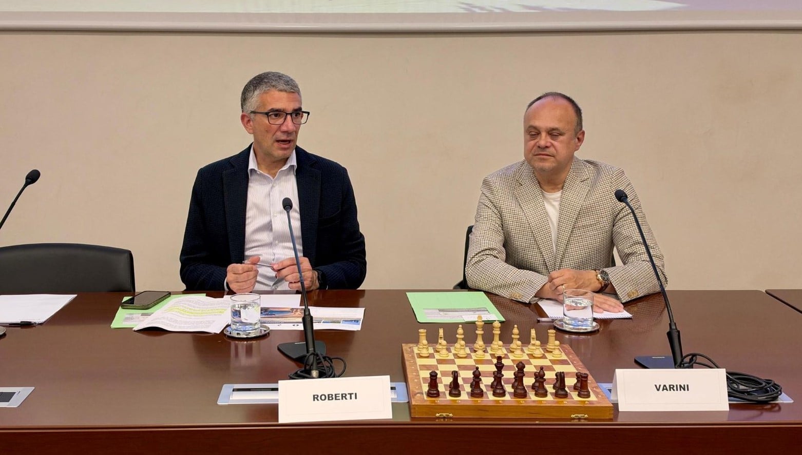 L'assessore Pierpaolo Roberti (a sinistra) assieme al presidente dell'Accademia Scacchi Trieste Massimo Varini