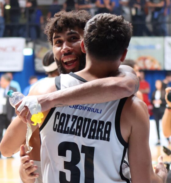 Valentine abbraccia Calzavara al termine del match (foto APU)