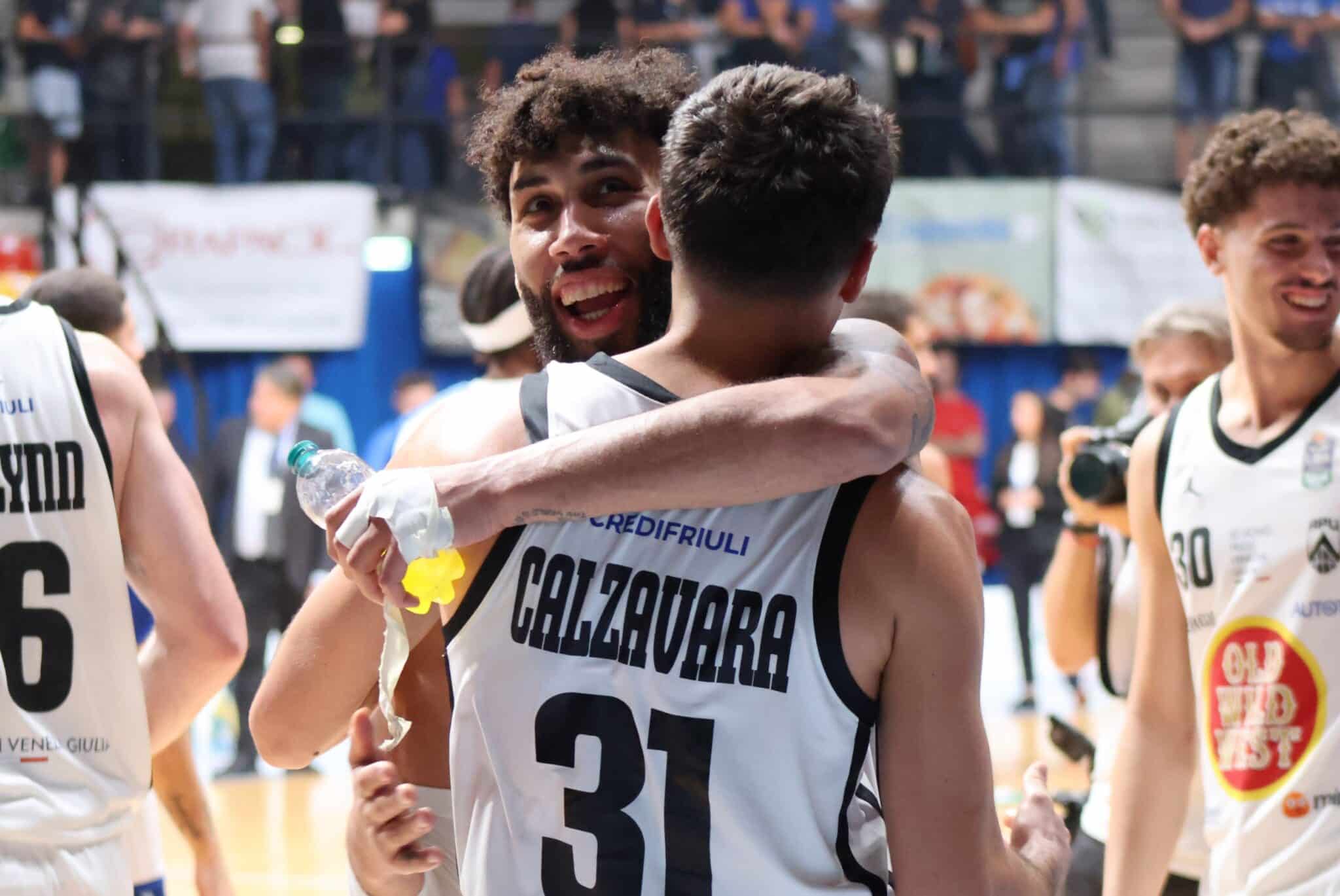 Valentine abbraccia Calzavara al termine del match (foto APU)