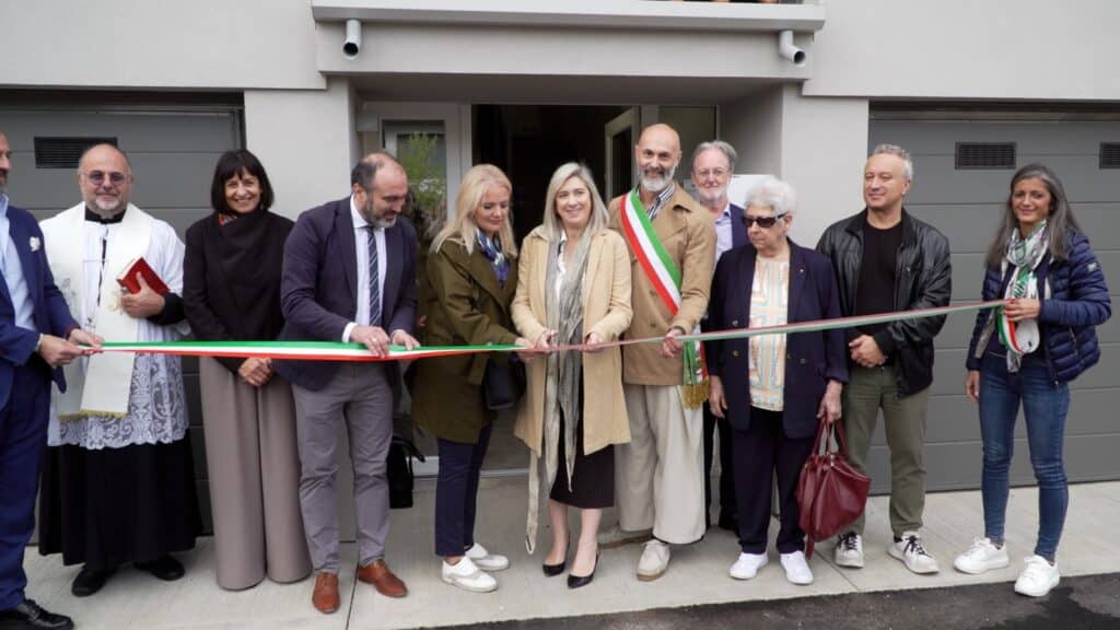 Il taglio del nastro all'inaugurazione dei sei alloggi Ater a Farra d'Isonzo
