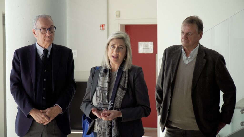 L'assessore regionale Cristina Amirante durante il suo intervento, accanto agli altri partecipanti alla cerimonia inaugurale.