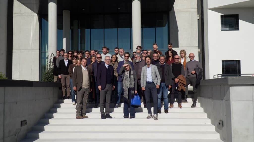Foto di gruppo in occasione dell'inaugurazione del nuovo ingresso della palazzina direzionale dell'Interporto di Pordenone.