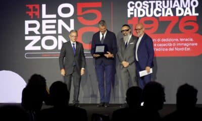 L'assessore regionale Stefano Zannier durante la consegna della targa celebrativa della Regione alla famiglia Lorenzon per i 50 anni di attività dell'azienda.
