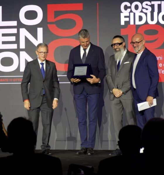 L'assessore regionale Stefano Zannier durante la consegna della targa celebrativa della Regione alla famiglia Lorenzon per i 50 anni di attività dell'azienda.