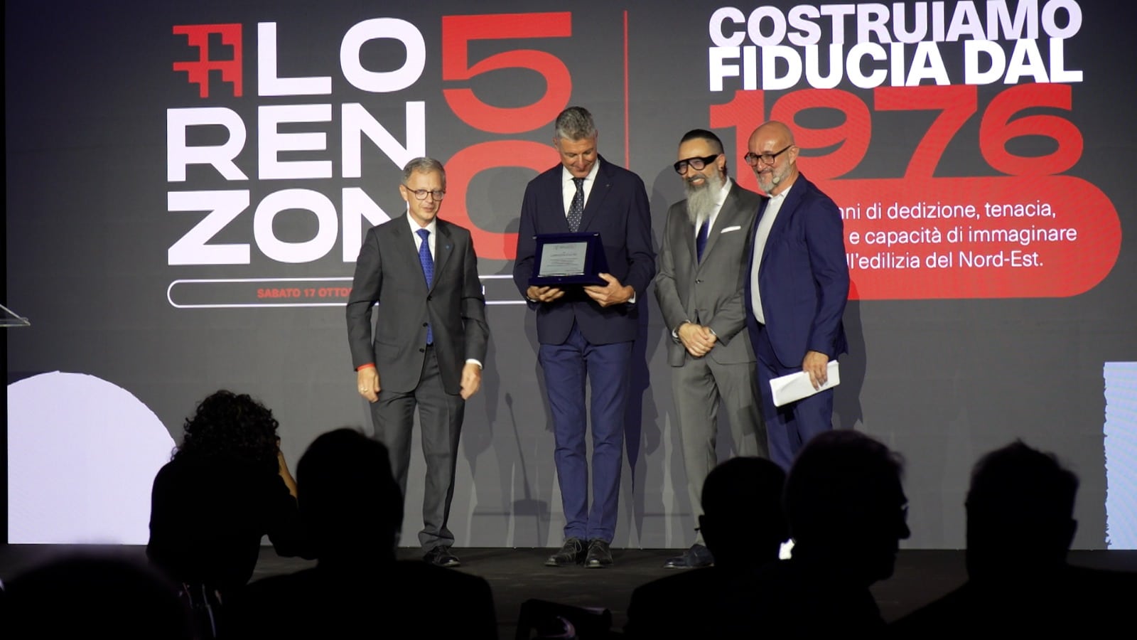 L'assessore regionale Stefano Zannier durante la consegna della targa celebrativa della Regione alla famiglia Lorenzon per i 50 anni di attività dell'azienda.