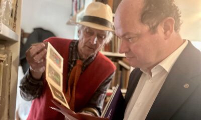 Il vicegovernatore Mario Anzil (a destra) con Italo Zannier in un'immagine di repertorio