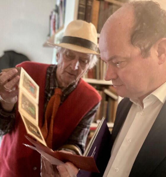Il vicegovernatore Mario Anzil (a destra) con Italo Zannier in un'immagine di repertorio