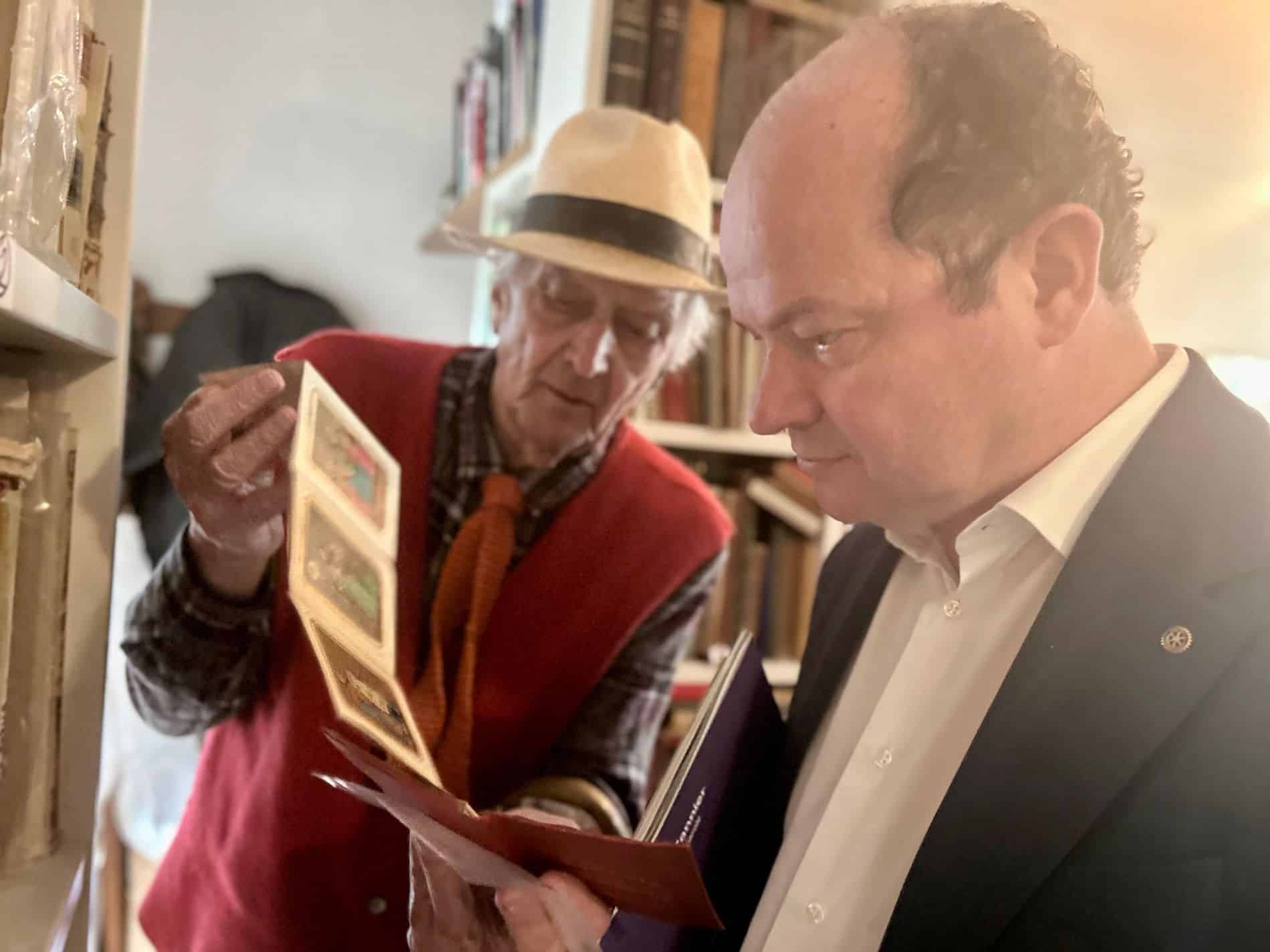Il vicegovernatore Mario Anzil (a destra) con Italo Zannier in un'immagine di repertorio