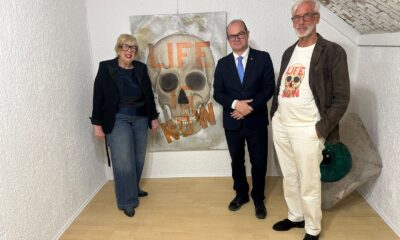 Il vicegovernatore Mario Anzil con Maristella Cescutti, curatrice della Galleria La Loggia, e l'artista Francesco Cescutti alla mostra "Life is now"