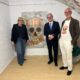 Il vicegovernatore Mario Anzil con Maristella Cescutti, curatrice della Galleria La Loggia, e l'artista Francesco Cescutti alla mostra "Life is now"