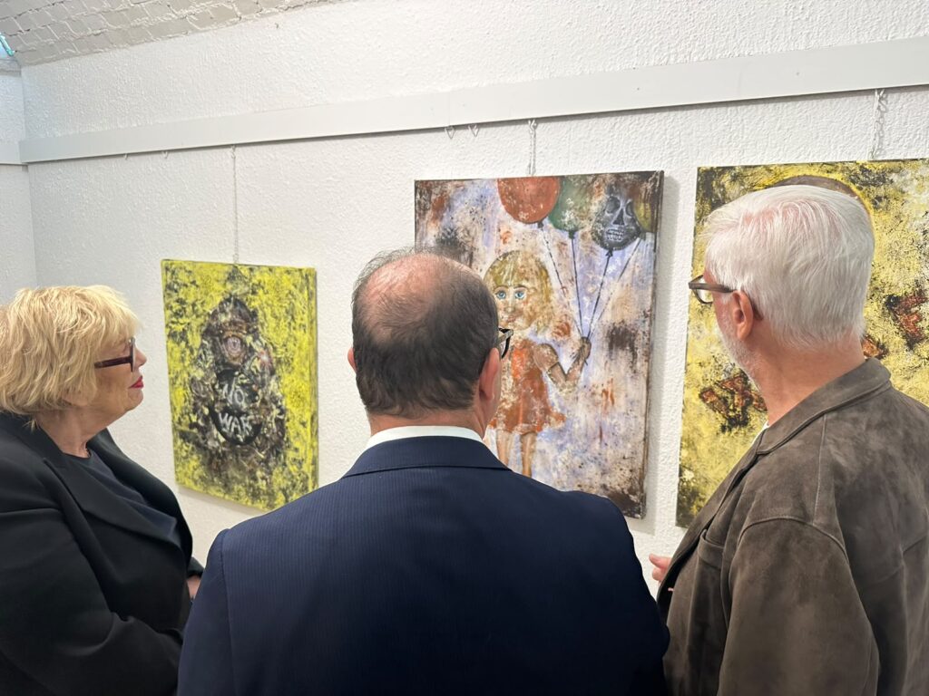 Il vicegovernatore Mario Anzil con Maristella Cescutti, curatrice della Galleria La Loggia, e l'artista Francesco Cescutti alla mostra "Life is now" mentre osservano le opere esposte