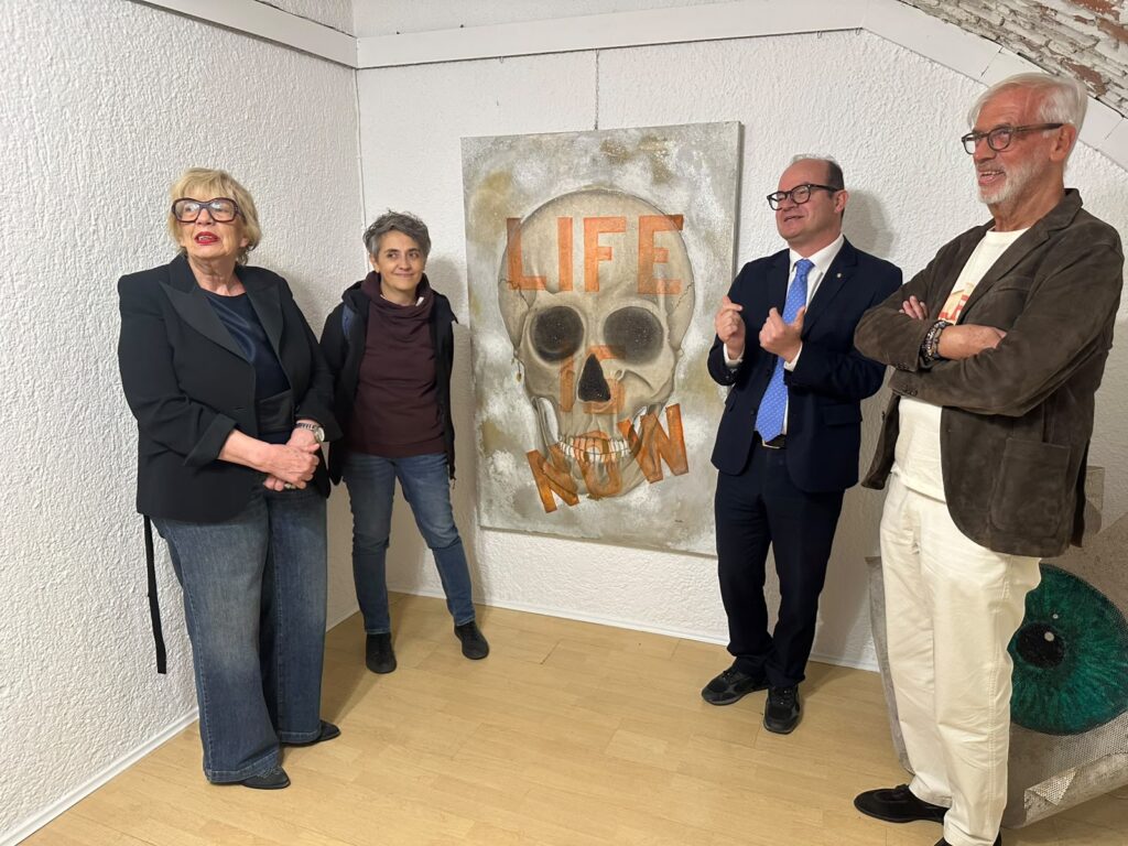 Il vicegovernatore Mario Anzil con Maristella Cescutti, curatrice della Galleria La Loggia, e l'artista Francesco Cescutti alla mostra "Life is now"