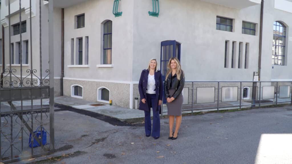 L'assessore regionale alle Infrastrutture e territorio Cristina Amirante (a sinistra) assieme alla presidente di Irisacqua Giulia Martellos.