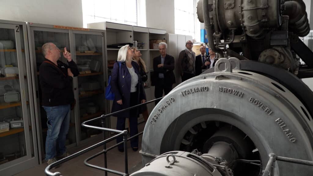 L'assessore regionale alle Infrastrutture e territorio Cristina Amirante assieme alla presidente di Irisacqua Giulia Martellos durante il sopralluogo alla Palazzina Liberty della società.