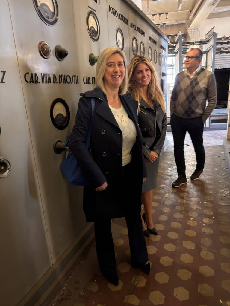 L'assessore regionale alle Infrastrutture e territorio Cristina Amirante assieme alla presidente di Irisacqua Giulia Martellos durante il sopralluogo alla Palazzina Liberty della società.