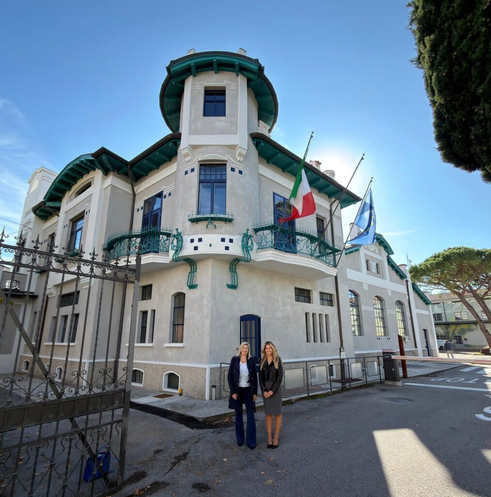L'assessore regionale alle Infrastrutture e territorio Cristina Amirante assieme alla presidente di Irisacqua Giulia Martellos davanti alla Palazzina Liberty della società.