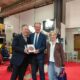L'assessore Fabio Scoccimarro al confrimento del premio ad Alessandro Garbin