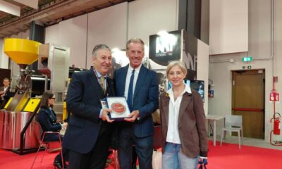 L'assessore Fabio Scoccimarro al confrimento del premio ad Alessandro Garbin