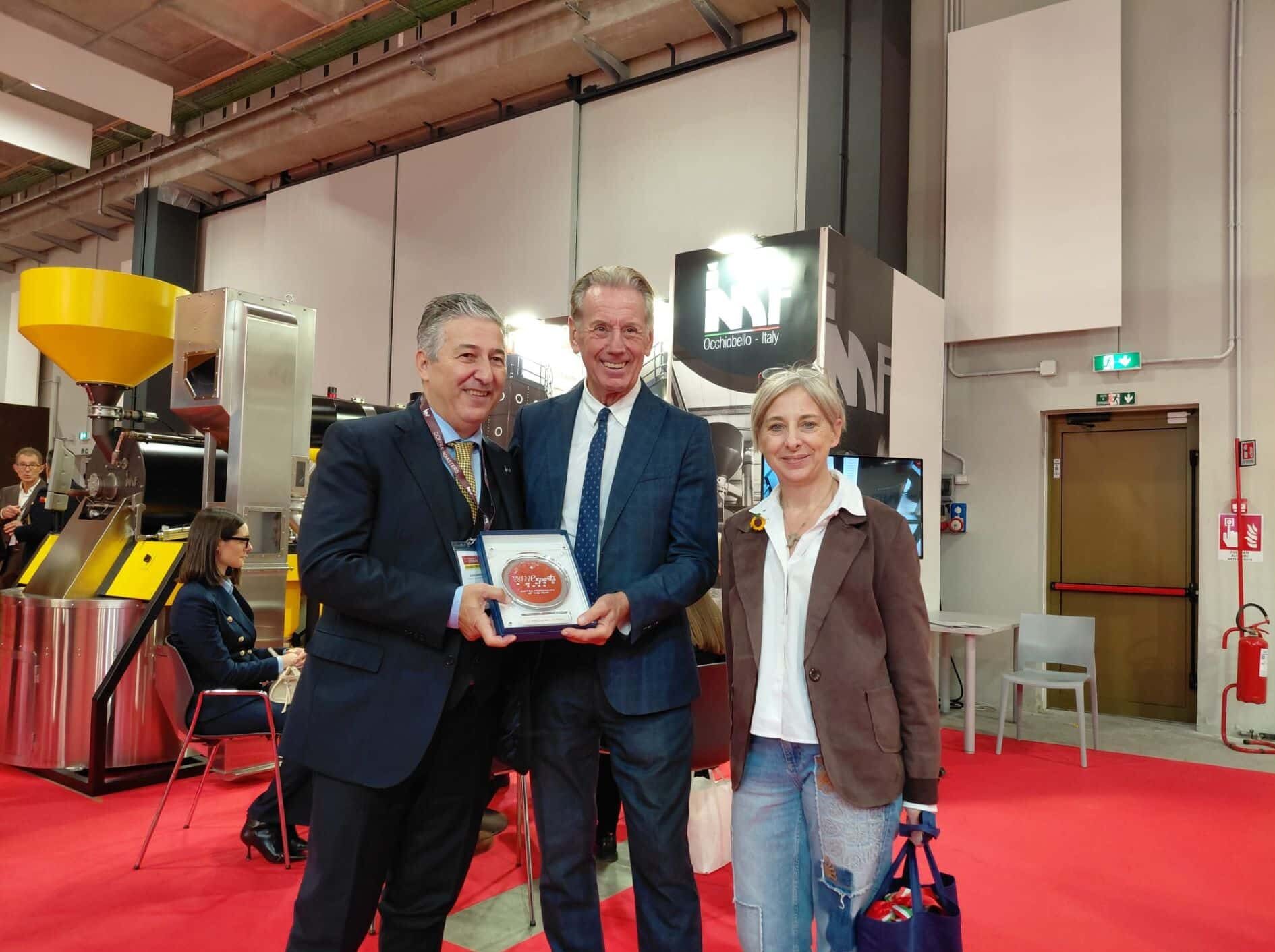 L'assessore Fabio Scoccimarro al confrimento del premio ad Alessandro Garbin