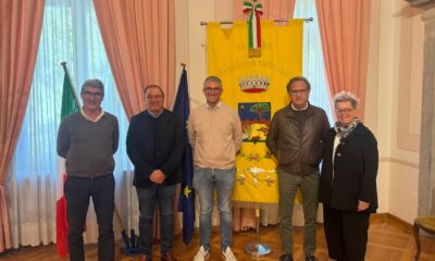 L'assessore regionale alle Autonomie locali Pierpaolo Roberti, al centro, con il sindaco Gabriele Gregorat e il vicesindaco Luciano Pinat, a sinistra, e il consigliere Mauro Di Bert e l’assessore Anna Grosso a destra.
