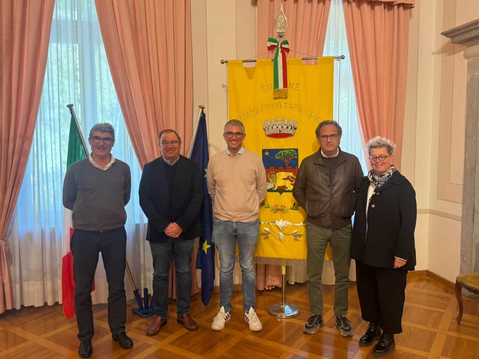 L'assessore regionale alle Autonomie locali Pierpaolo Roberti, al centro, con il sindaco Gabriele Gregorat e il vicesindaco Luciano Pinat, a sinistra, e il consigliere Mauro Di Bert e l’assessore Anna Grosso a destra.