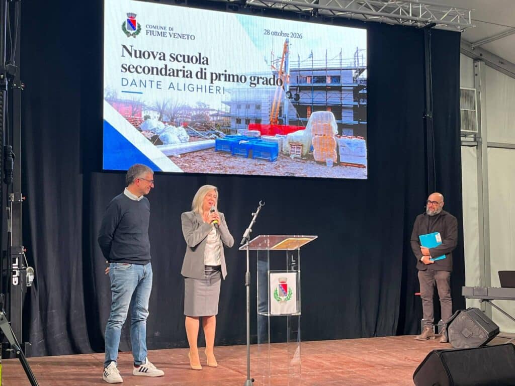 L'intervento dell'assessore regionale alle infrastrutture Cristina Amirante durante la cerimonia di inaugurazione della nuova scuola di Fiume Veneto