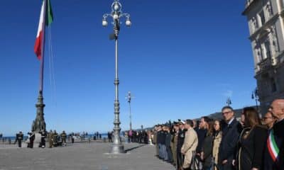 Il solenne alzabandiera ai Pili di piazza dell'Unità d'Italia.