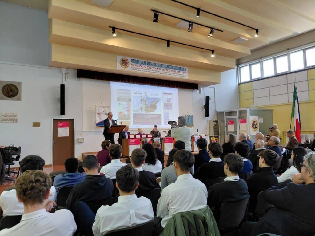 L'assessore regionale alla Difesa dell'ambiente, energia e sviluppo sostenibile, Fabio Scoccimarro, all'Istituto Volta di Trieste durante il seminario dedicato al pilota delle Frecce Tricolori Valentino Jansa, già studente della scuola