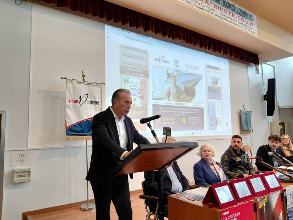 L'assessore regionale alla Difesa dell'ambiente, energia e sviluppo sostenibile, Fabio Scoccimarro, all'Istituto Volta di Trieste durante il seminario dedicato al pilota delle Frecce Tricolori Valentino Jansa, già studente della scuola