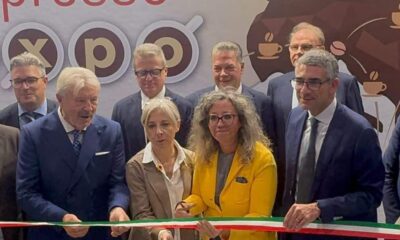 L'assessore Pierpaolo Roberti (primo da destra) al taglio del nastro di Triestespresso Expo.