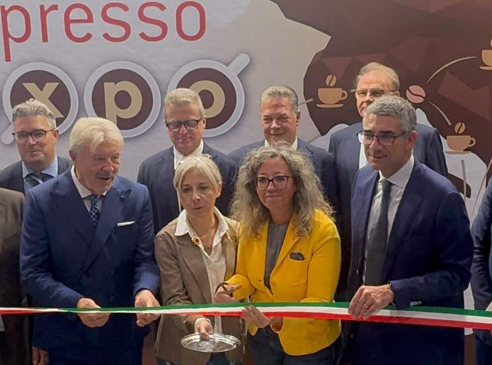 L'assessore Pierpaolo Roberti (primo da destra) al taglio del nastro di Triestespresso Expo.
