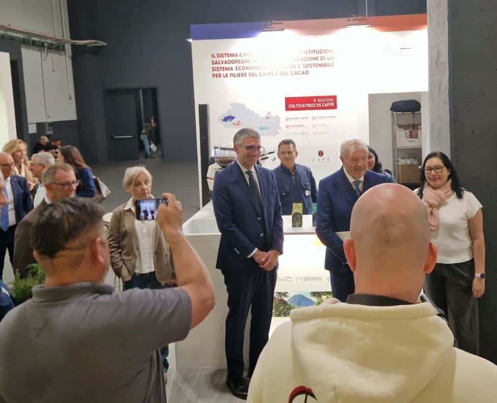 L'assessore Roberti insieme ad Antonio Paoletti presidente della Camera di Commercio Venezia Giulia Trieste-Gorizia.