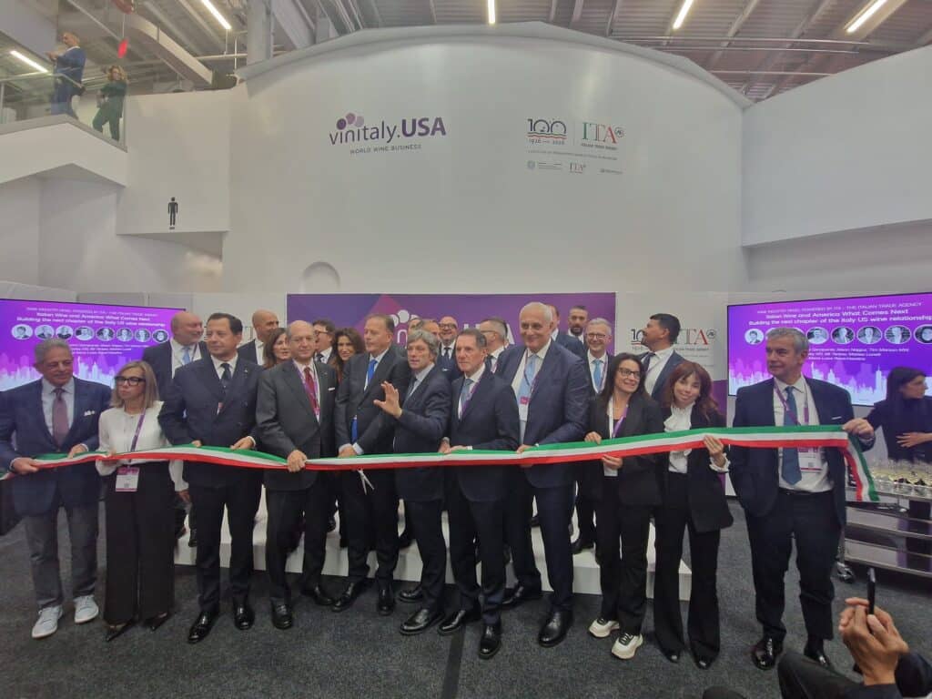 L'assessore regionale alle Risorse agroalimentari, forestali e ittiche, Stefano Zannier, in seconda fila a destra, al taglio del nastro di Vinitaly.USA a New York